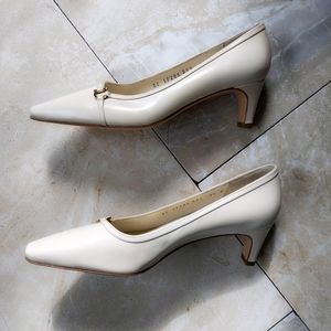 Vtg Ferragamo Cream Logo Block Low Heels 4.5B